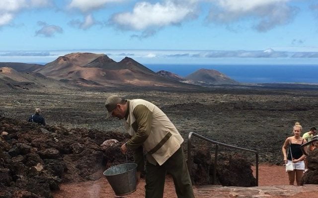 José demonstrating the geyser by lanzaroteinformation